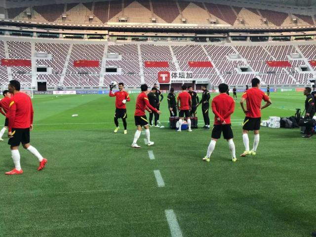 世界杯手机高清观看软件-对战日本国足主场氛围浓厚 巨型五星红旗铺设完成